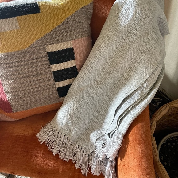 Light blue beige  chevron knit woven fringe throw blanket 55x44” - Picture 5 of 7